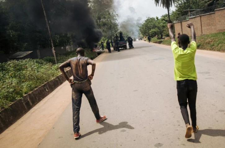 Face à face entre manifestants hostiles au report des élections présidentielle, législatives et provinciales à Beni et policiers près du siège de la commission électorale, le 27 décembre 2018 à Beni, dans l'est de la RD Congo