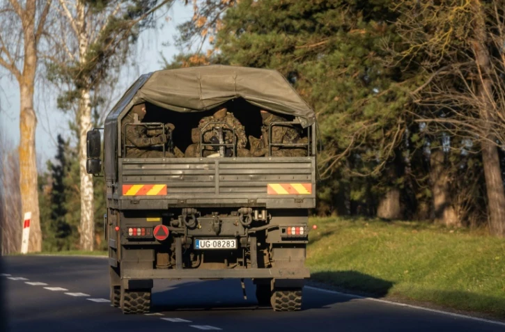 Un camion de militaires polonais en route vers la frontières bélarusse près de Sokolka, le 11 novembre 2021

