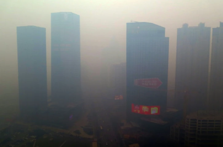 Des gratte-ciel pris dans la pollution atmosphérique le 8 novembre 2015 à Shenyang, en Chine
