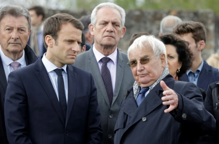 Alors candidat à l'élection présidentielle, Emmanuel Macron ici en compagnie d'un des survivants Robert Hebras (d), s'était rendu à Oradour-sur-Glane le 28 avril 2017