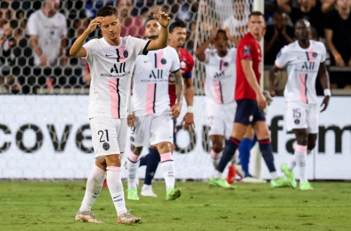 Le milieu de terrain du PSG Ander Herrera (à gauche) lors du match du Trophée des Champions contre Lille le 1er août 2021 au Bloomfield Stadium de Tel Aviv (Israël).