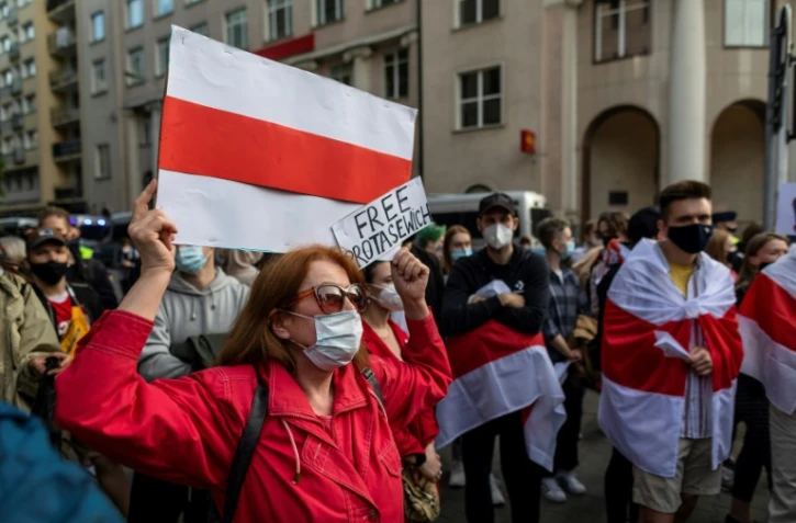 Des Bélarusses participent à une manifestation devant le bureau de la Commission européenne à Varsovie en Pologne le 24 mai 2021