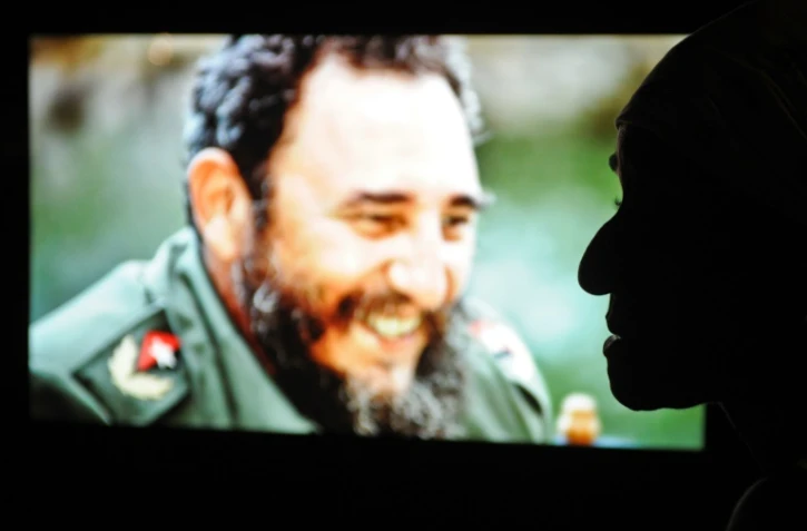 Une femme assiste à une exposition consacrée à Fidel Castro, le 12 août 2016 à La Havance