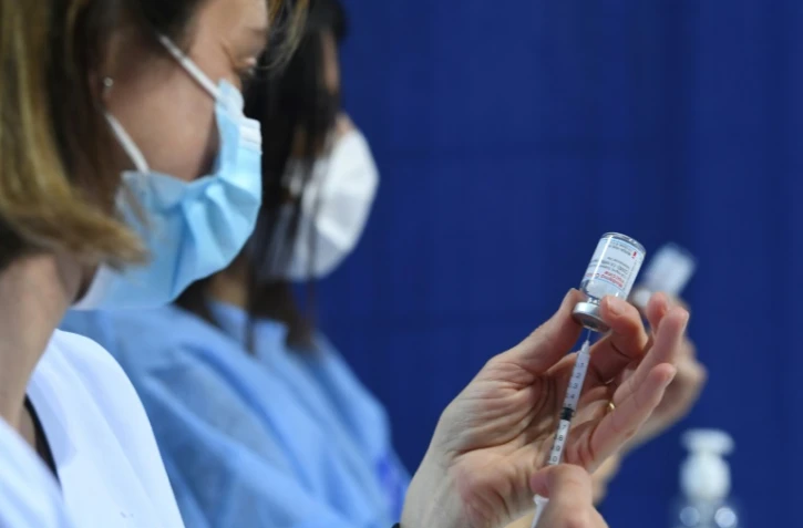 Des doses de vaccin sont préparées dans le centre installé au vélodrome de Saint-Quentin-en-Yvelines, le 23 mars 2021