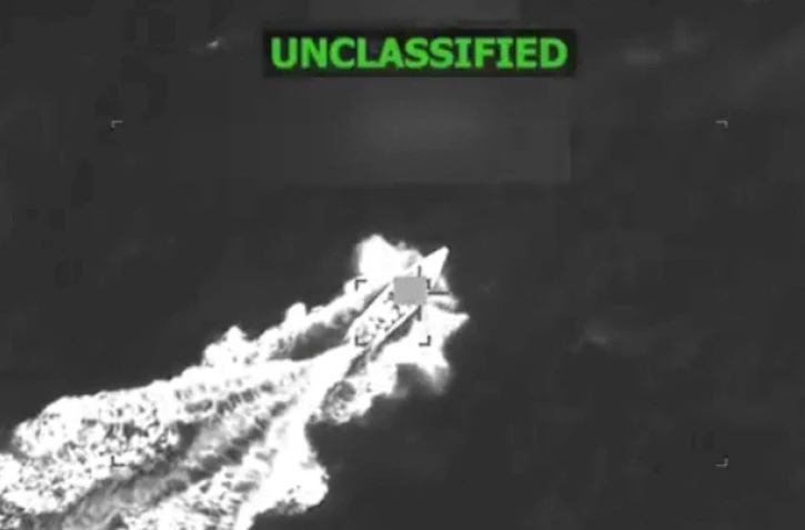 Capture d'écran d'une vidéo postée sur X par le ministre américain de la Défense Pete Hegseth le 6 novembre 2025 montrant selon lui une frappe aérienne sur un bateau accusé de narcotrafic