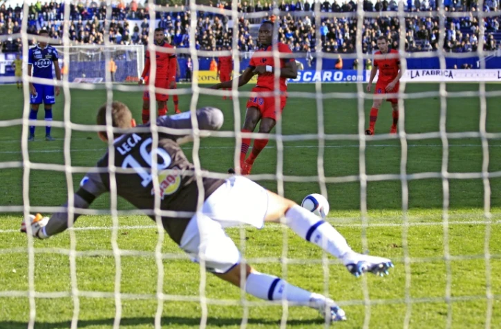 L'attaquant du Gazélec Ajaccio Jacques Zoua marque sur penalty lors du match de Ligue 1 à Bastia, au stade Armand-Cesari, le 22 novembre 2015