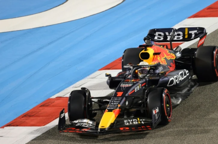 Le pilote néerlandais Max Verstappen au volant de la Red Bull RB 18 lors de la seconde séance d'essais du GP de Bahrein sur le circuit de Sakhir le 18 mars 2022 à Bahrein