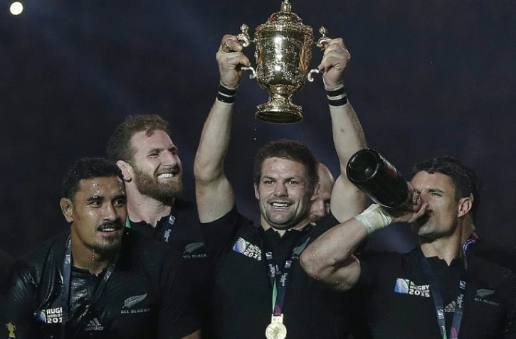 Le capitaine Richie McCaw brandit la Coupe Webb-Ellis après la victoire des Néo-Zélandais en finale du Mondial face à l'Australie, le 31 octobre 2015 à Twickenham