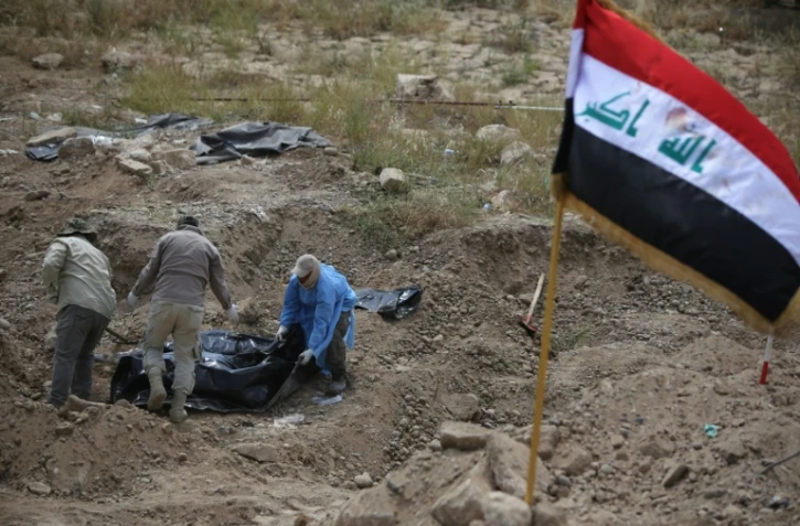 Des corps supposés être ceux de victimes d'un massacre perpétré en 2014 par des jihadistes, retirés d'une fosse commune le 12 avril 2015 à Tikrit