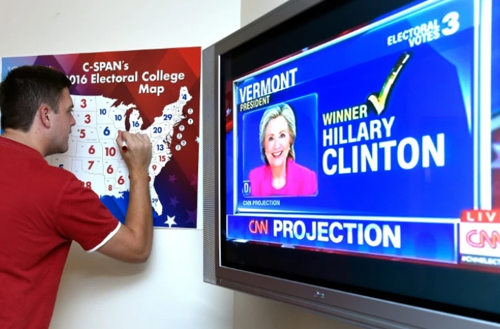 Premiers résultats de la présidentielle américaine inscrits sur une carte le 8 novembre 2016 à Coconut en Floride