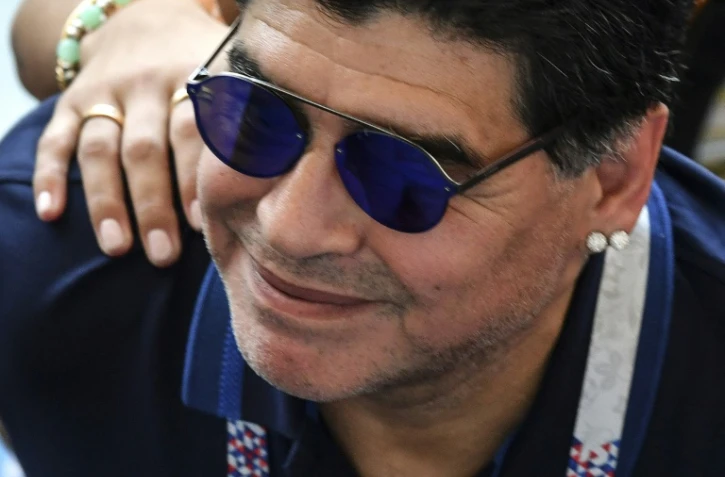 Diego Maradona suit le match de l'Argentine face à la France en 8e de finale du Mondial, le 30 juin 2018 à Kazan