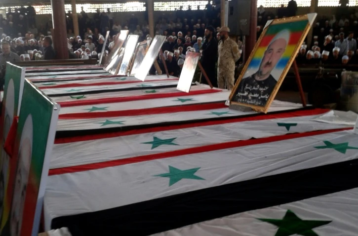 Photo diffusée par l'agence de presse officielle syrienne Sana montrant les cercueils de certaines victimes des attaques commises le 25 juillet 2018 par le groupe jihadiste Etat islamique (EI), lors de funérailles le 26 juillet 2018 dans la ville de Soueida, dans le sud de la Syrie