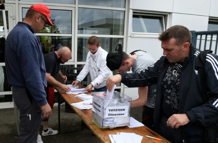 Un salarié de l'usine Smart de Hambach (Moselle) vote lors référendum d'entreprise consultatif, le 28 juin 2016