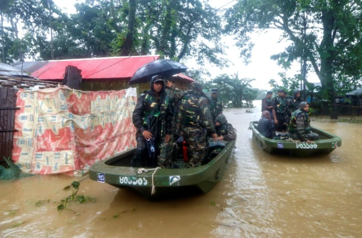 Des soldats évacuent des habitants d'une une zone inondée, le 18 juin 2022 à Silhet, au Bangladesh