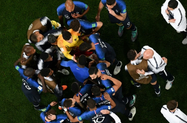 Les Bleus s'enlacent après leur victoire en demi-finale face aux Belges, à Saint-Pétersbourg, le 10 juillet 2018