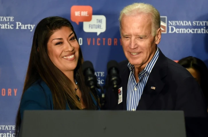 L'ancien vice-président américain Joe Biden et l'ex-élue démocrate de l'Assemblée du Nevada Lucy Flores en 2014, alors qu'elle était en campagne pour le poste de gouverneure adjointe de cet Etat