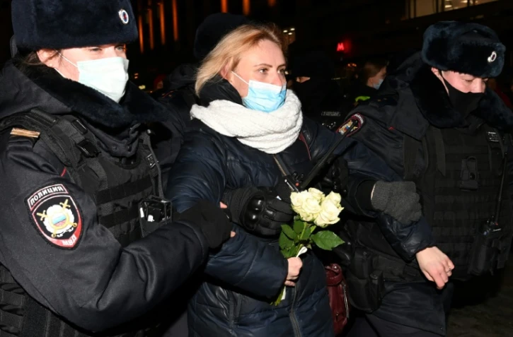 Une femme arrêtée par la police de Moscou après avoir manifesté contre l'intervention militaire en Ukraine, le 24 février 2022
