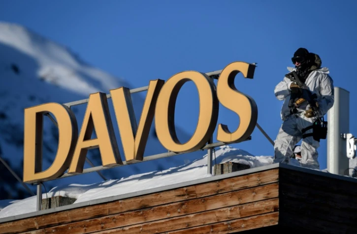 Un policier suisse sur le toit du Centre des congrès de Davos le 20 janvier 2020