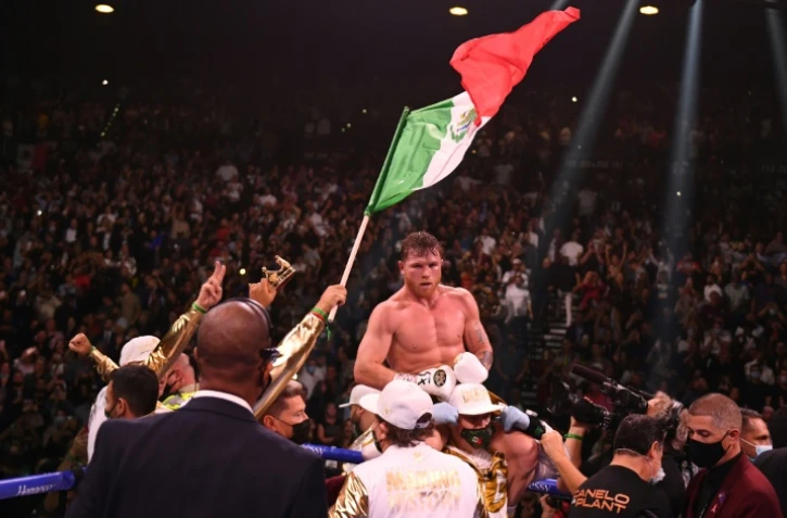 Le Mexicain Saul "Canelo" Alvarez célèbre sa victoire sur l'Américain Caleb Plant, le 6 novembre 2021 à Las Vegas