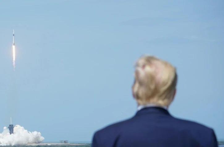Le président américain Doanld Trump assiste au lancement de la fusée SpaceX depuis le Centre spatial Kennedy, le 30 mai 2020 en Floride 