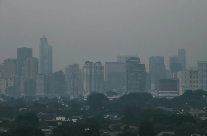 Brume de pollution au-dessus de la ville de Jakarta, le 23 août 2023 en Indonésie