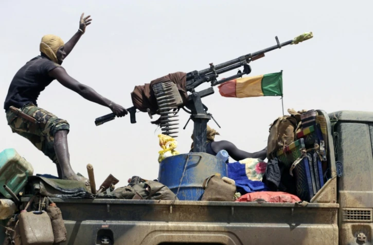 Un soldat malien patrouille la route entre Kidal et Gao, le 29 juillet 2013, dans le nord du Mali