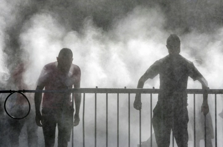 Des habitants se rafraîchissent sur une place du centre-ville de Strasbourg, le 28 juin 2019