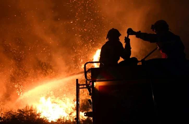 Les pompiers luttent contre un incendie près de Gois au Portugal, dans la nuit du 21 au 22 juin 2017