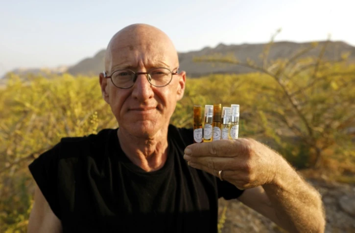 L'agriculteur israélien Guy Erlich montre des flacons de parfums de sa création, censés reproduire notamment le "parfum de Cléopatre, le 29 mai 2019 dans la colonie d'Almog, en territoire palestinien