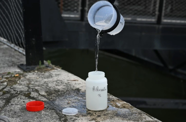 Un échantillon de l'eau de la Seine prélevé pour analyse le 4 août 2023 à Paris en vue d'une épreuve de natation en eau libre