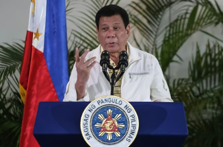 Le président philippin Rodrigo Duterte parle à la presse à Davao City avant de partir pour le Laos le 5 septembre 2016