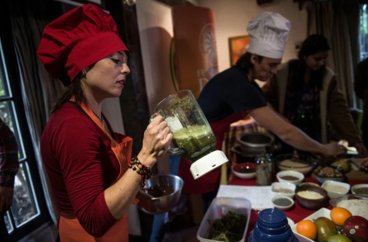 La chef chilienne Natalia Revelant, spécialisée en gastronomie végétarienne, agrémente ses plats à l'aide d'un ingrédient secret, le cannabis, le 24 mai 2017 à Santiago