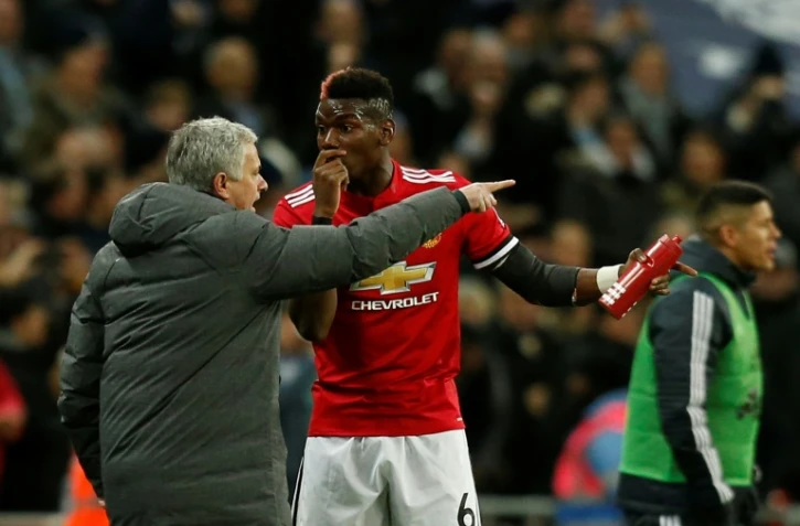 L'entraîneur portugais de Manchester United, José Mourinho (g), et l'attaquant français Paul Pogba, lors d'un match de Premier League face à Tottenham, à Wembley, le 31 janvier 2018 