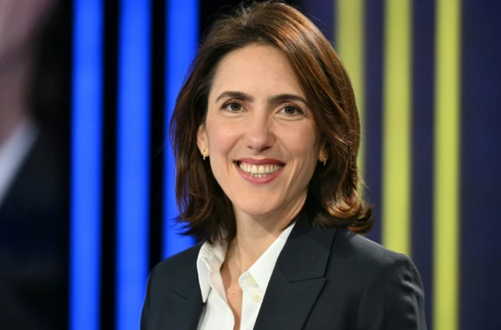 L'eurodéputée Valérie Hayer, tête de liste de la majorité aux européennes,  pose dans les studios de la chaîne d'information BFMTV à Paris, le 2 mai 2024