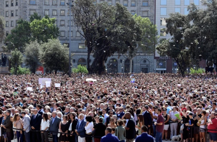Des milliers de personnes rassemblées sur la place de Catalogne, la principale place de Barcelone, le 18 août 2017 observent une minute de silence