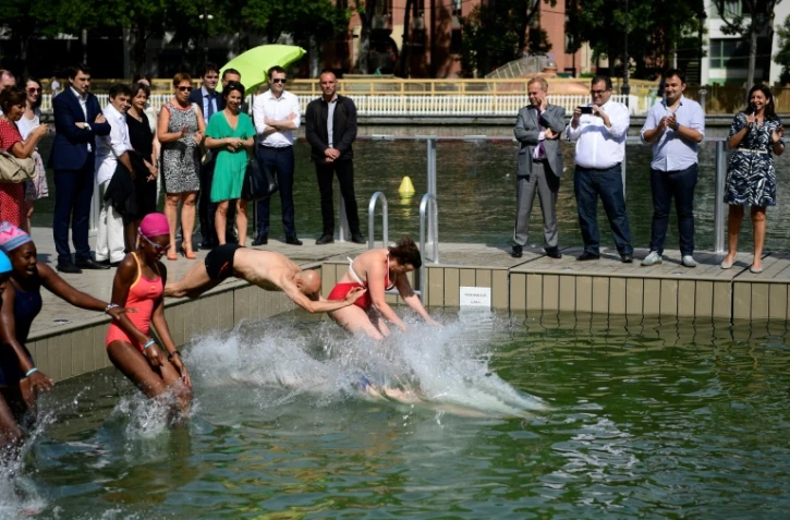 Les premiers plaisanciers ont pu nager dans le bassin de La Villette, sous les yeux de la maire de Paris, Anne Hidalgo (D), le 18 juillet 2017
