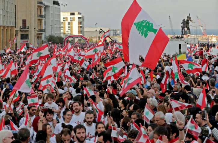 Des manifestants libanais célèbrent le 76e anniversaire de l'indépendance du Liban sur la place des Martyrs à Beyrouth, le 22 novembre 2019