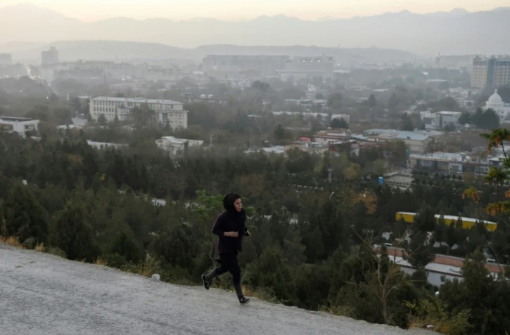 Une Afghane membre de Free to Run fait du jogging le 6 novembre 2018 sur un colline surplombant Kaboul