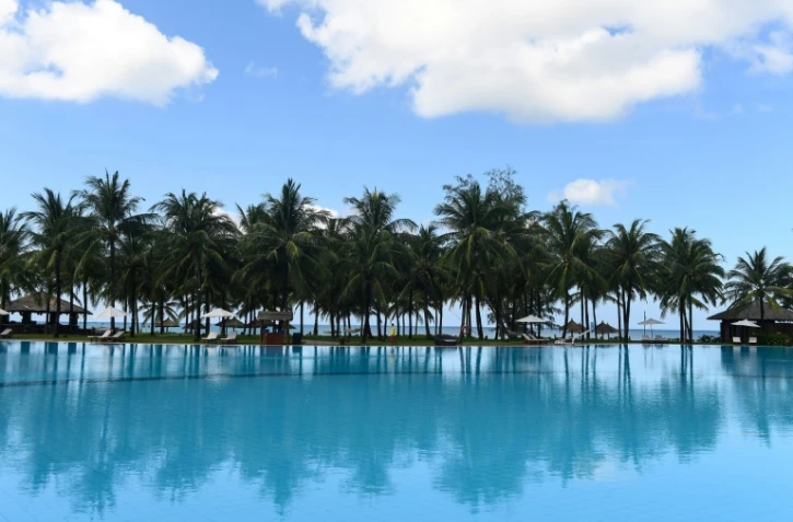 Une piscine au sein du complexe hôtelier Vinpearl, le 19 novembre 2021, sur l'île vietnamienne de Phu Quoc qui se prépare au retour des touristes internationaux