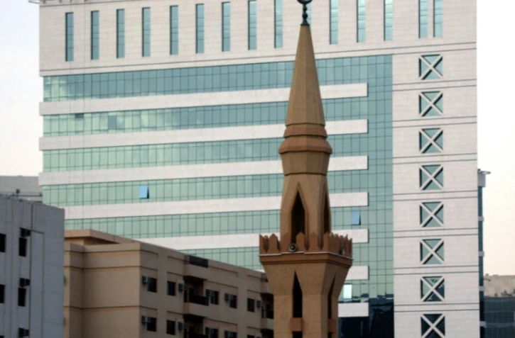 Le minaret d'une mosquée devant le bâtiment moderne de la Fondation Roi Fayçal, le 14 juillet 2004 à Ryad, en Arabie saoudite