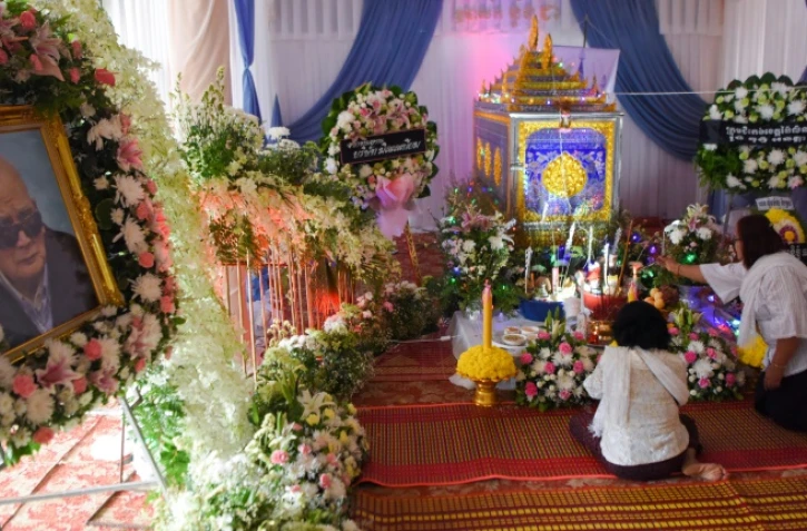 Des femmes se recueillent devant le cercueil de Nuon Chea, le "Frère numéro deux" des Khmers rouges, le 9 août 2019 dans un temple à Pailin, au Cambodge