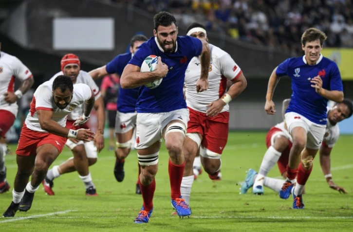 Le 3e ligne du XV de Frrance Charles Ollivon s'échappe pour aller marquer un essai lors du match contre les Tonga au Mondial, le 6 octobre 2019 à Kumamoto