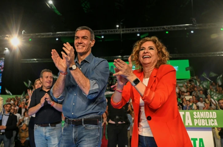 Le Premier ministre espagnol Pedro Sanchez (G) aux cĂ´tĂ©s de MarĂa JesĂşs Montero, candidate du Parti socialiste espagnol (PSOE) aux Ă©lections rĂ©gionales en Andalousie, le 15 mai 2026 Ă SĂ©ville