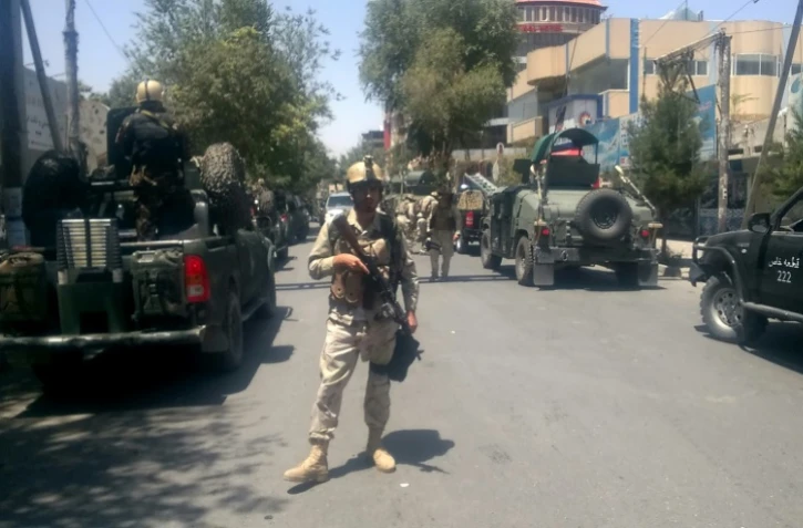 Des forces de sécurité afghanes sur les lieux d'une explosion à Kaboul, le 31 juillet 2017 en Afghanistan