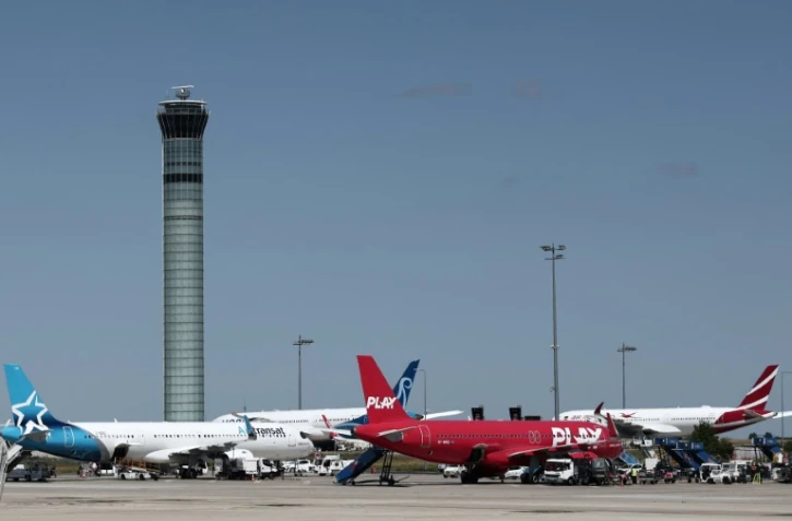 Des avions sur le tarmac de l'aéroport Roissy Charles-de-Gaulle près de Paris, pendant la grève des contrôleurs aériens français, le 3 juillet 2025