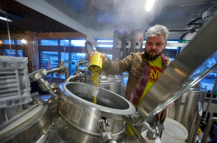 Le maître brasseur Valgeir Valgeirsson prépare la bière Ora jolabjor de la brasserie RVK Brewing, à Reykjavik le 16 novembre 2021