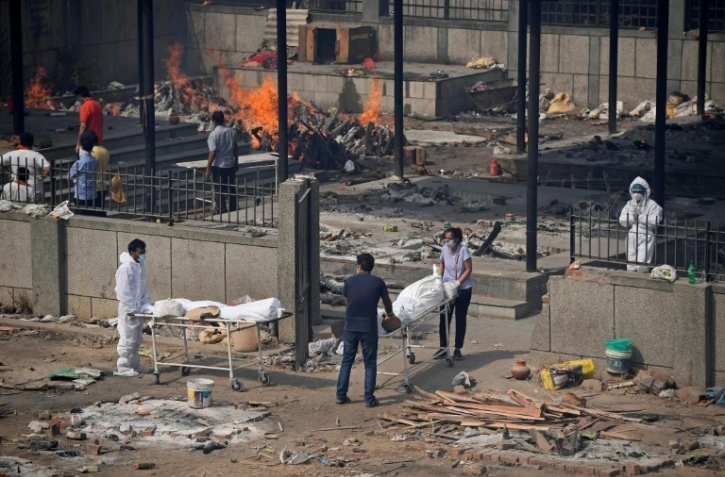 Crémation de personnes décédées du Covid-19, le 2 mai 2021 à New Delhi, en Inde
