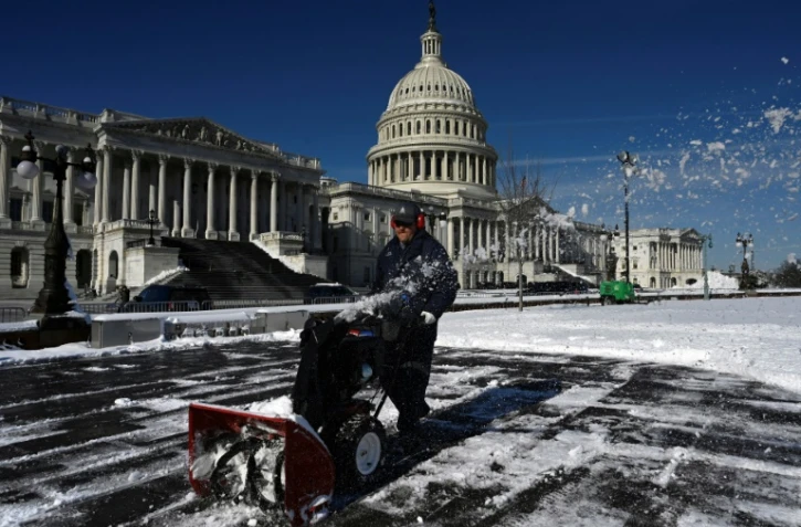 Le Capitole, siège du Congrès américain, sous la neige, le 4 janvier 2022 à Washington