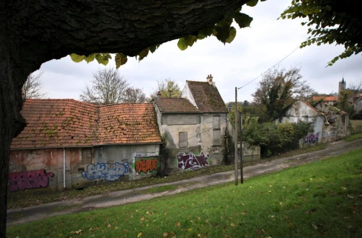 Une rue du village abandonné de Goussainville, le 26 novembre 2013, dans le Val-d'Oise