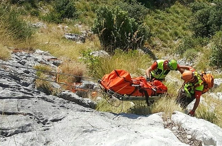 Photo diffusée le 19 août 2019 par le service de presse du CNSAS montrant la remontée du corps de Simon Gautier à Sapri, en Italie